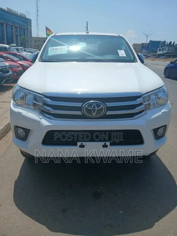 Toyota Hilux 2018 White · Photo 1