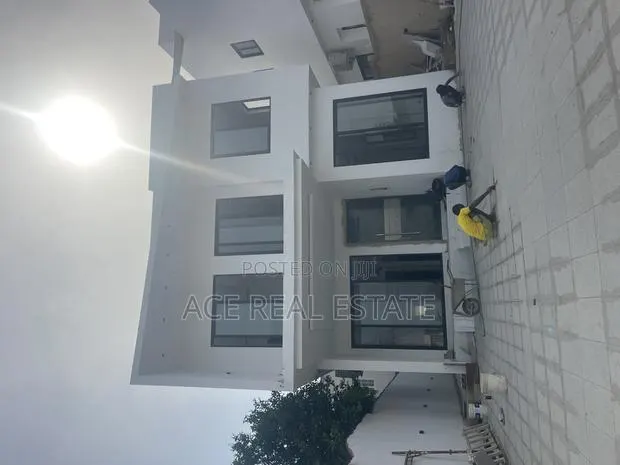 4 Bedroom House for Sale · Photo 1