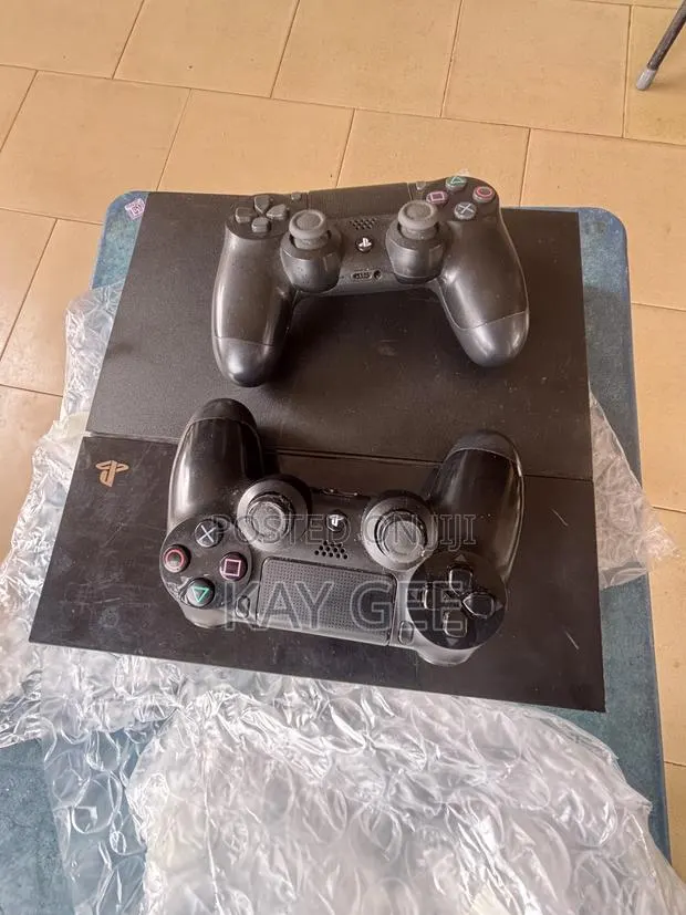 PS4 Standard/W 2 Controllers · Photo 1