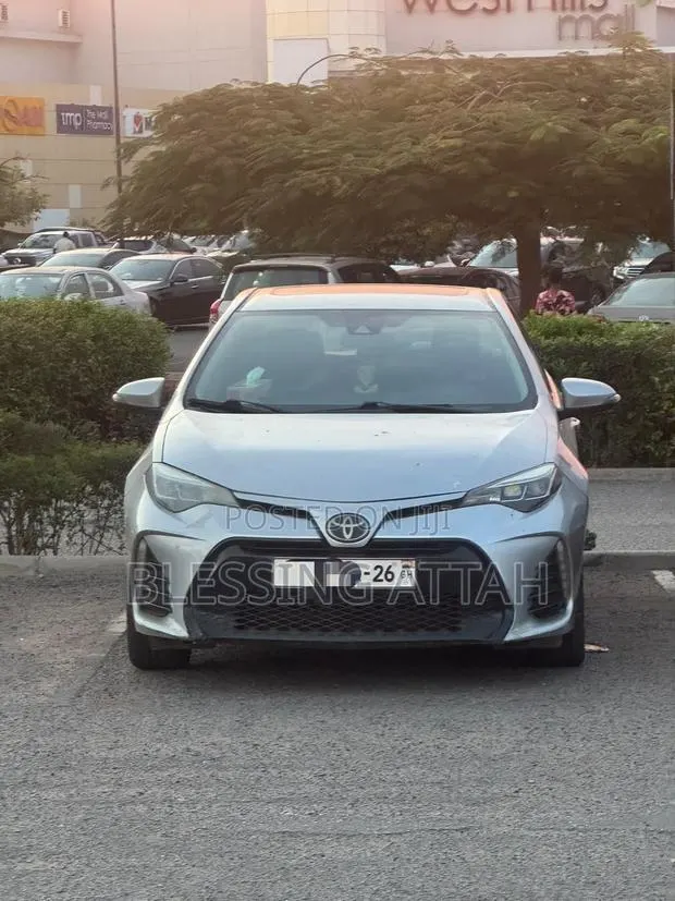 Toyota Corolla LE ECO 4dr Sedan (1.8L 4cyl CVT) 2017 Silver · Photo 1