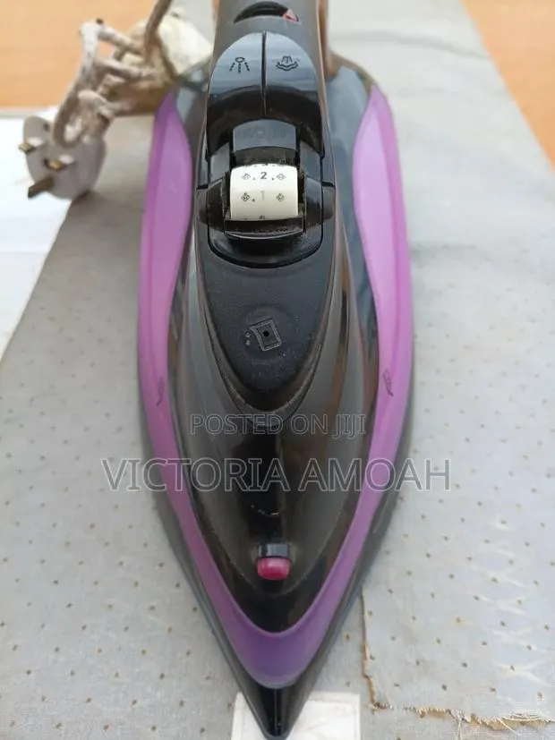 Lloytron Storm 2600w Steam Lron · Photo 1