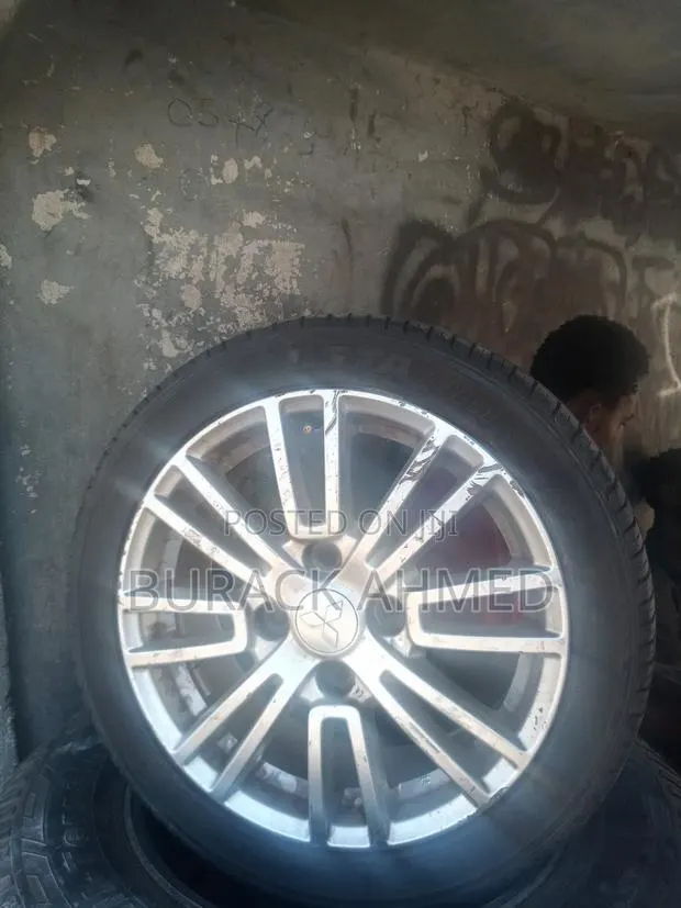 Nissan Sentra/ Venza Rim 16 · Photo 1