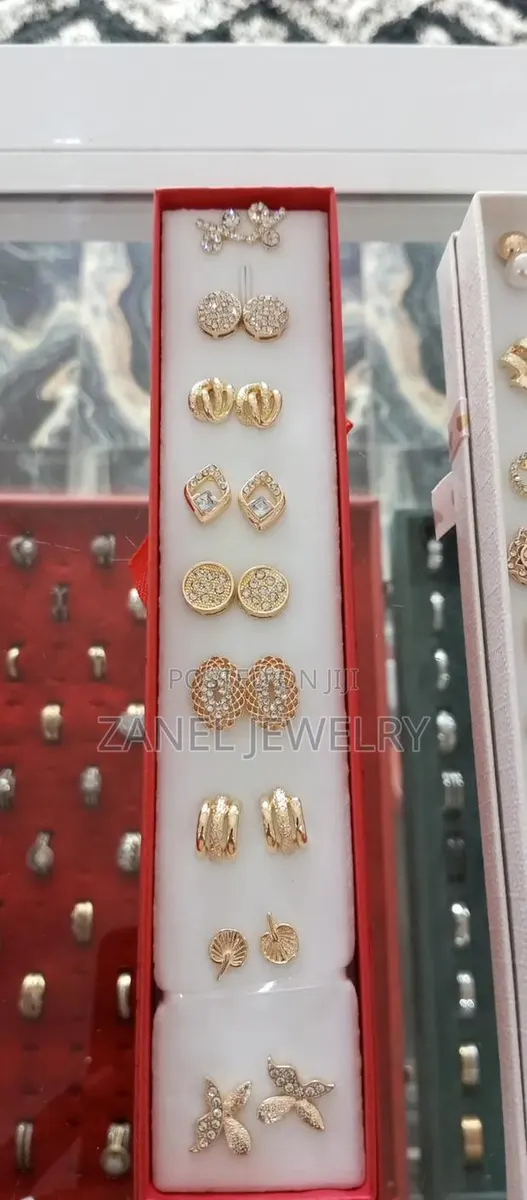 Ladies Stud Earrings · Photo 3