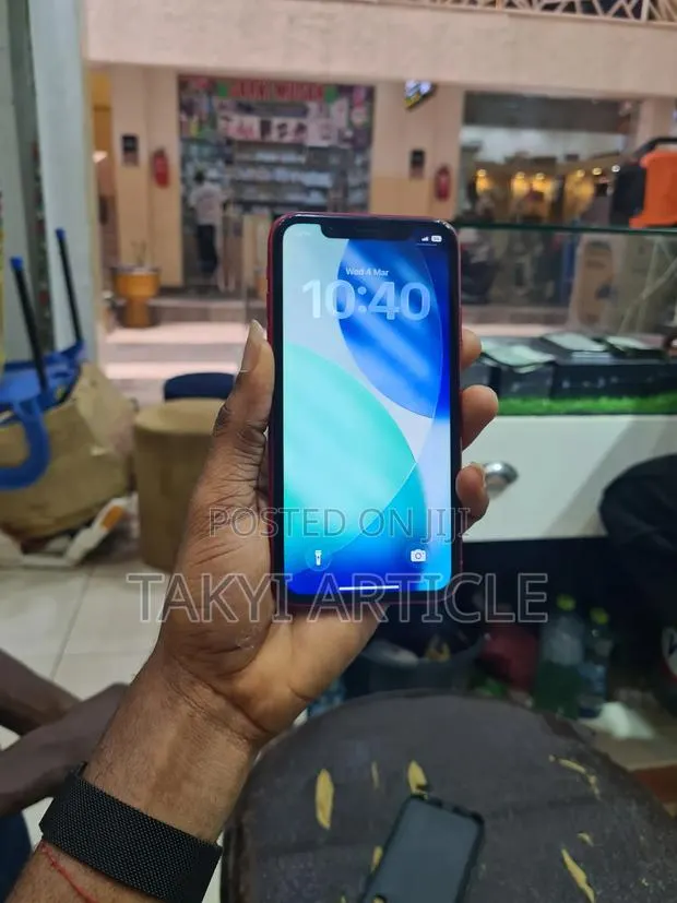 Apple iPhone 11 64 GB Red · Photo 1