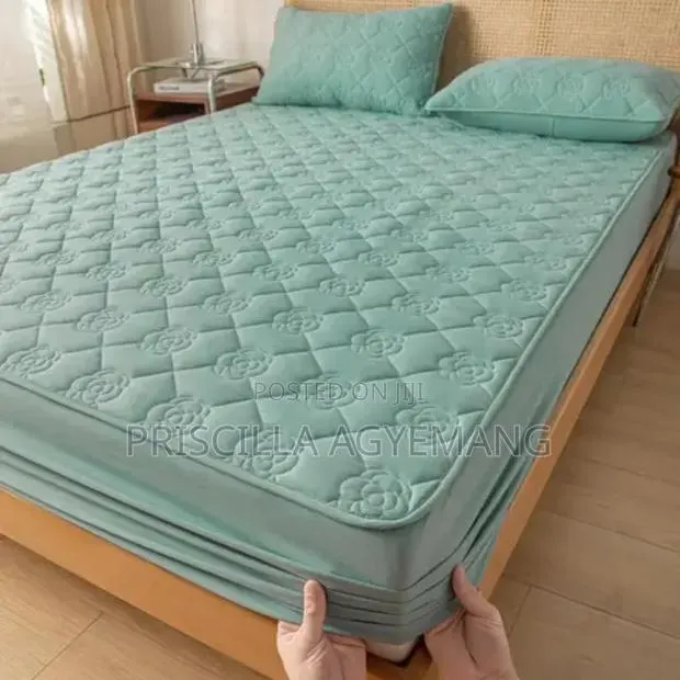 Waterproof Bed Cover Avaliable · Photo 1