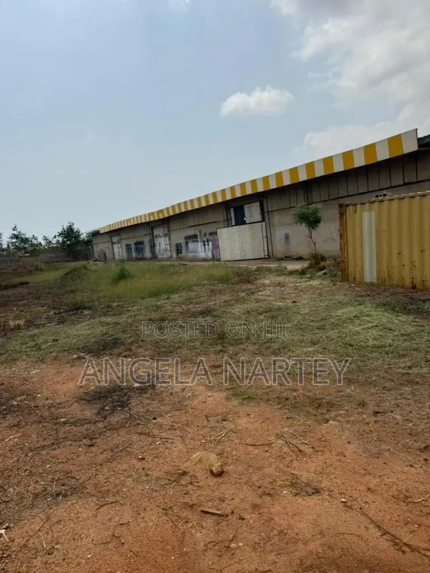1450 Square Meter Warehouse for Sale at Spintex · Photo 1
