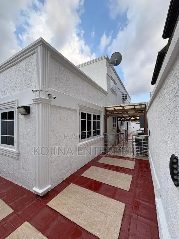 Furnished 7bdrm Mansion in Abrepo Bronikrom, Adansi South for sale · Photo 1
