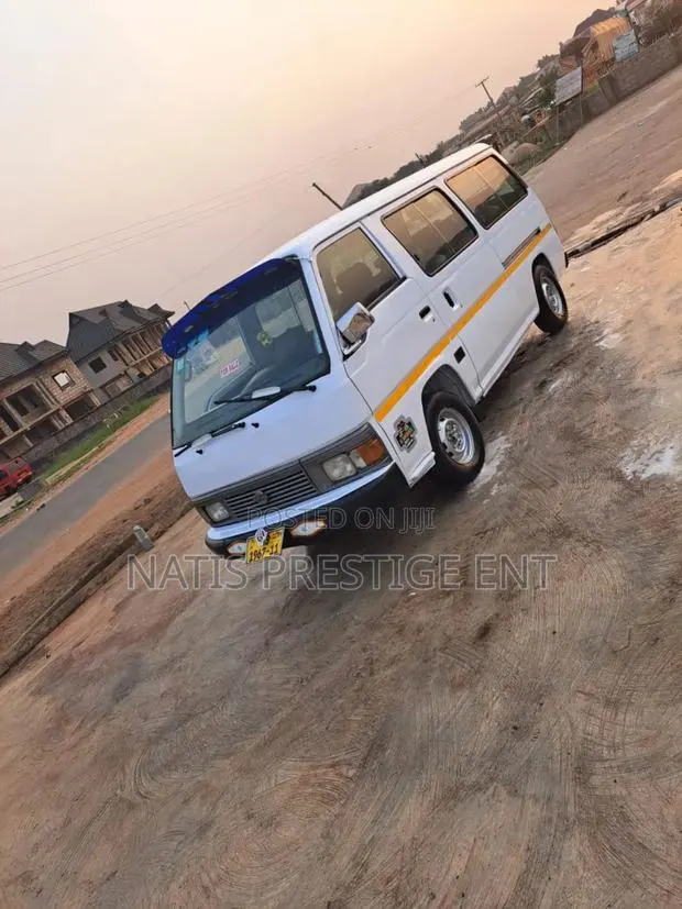 Nissan Caravan (Urvan) 2002 White · Photo 1