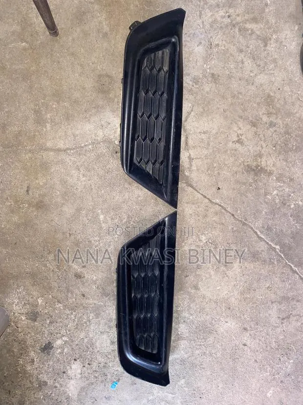Honda CR-V 2017-2019 Front Fog Light Cover · Photo 1
