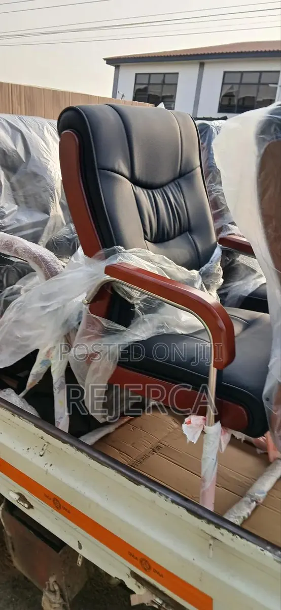 Exexecutive Platform Chair · Photo 1