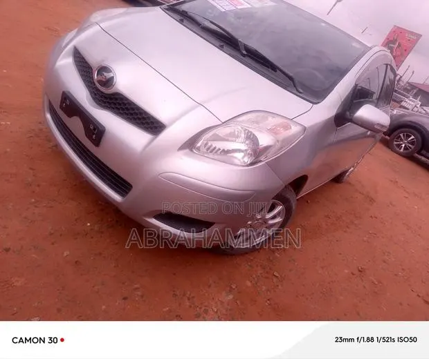Toyota Vitz 2010 Silver · Photo 1