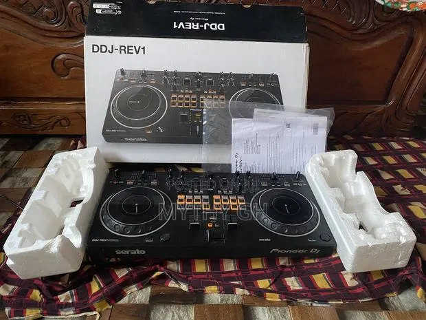 Pioneer DDJ-Rev1 Controller · Photo 1