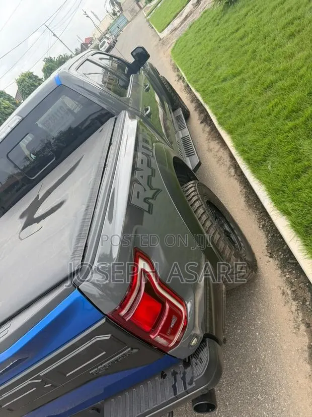 Ford F-150 Raptor 4x4 SuperCrew Cab Styleside 5.5 ft. box 145 in. WB · Photo 1