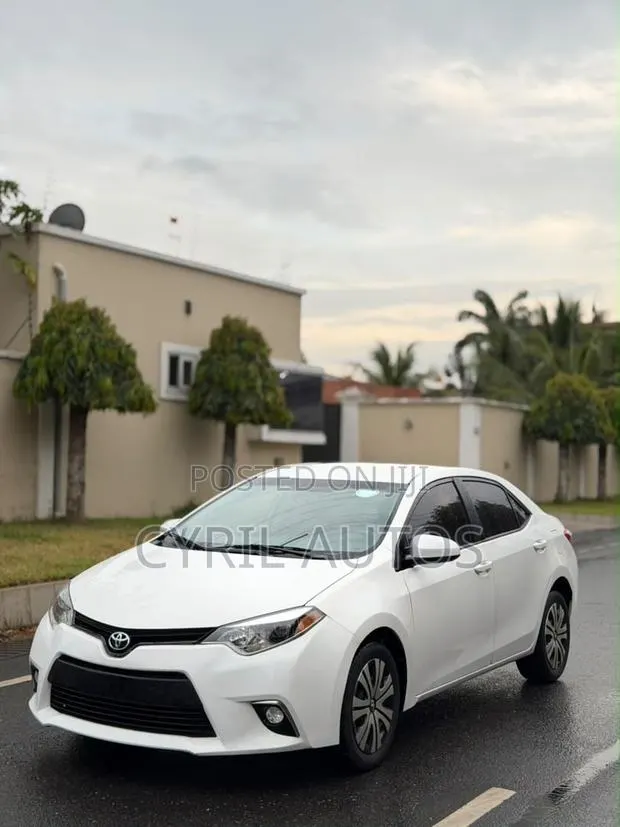 Toyota Corolla LE 4dr Sedan (1.8L 4cyl CVT) 2016 White · Photo 1