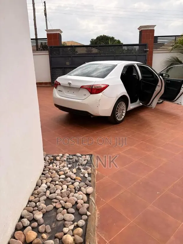 Toyota Corolla LE 4dr Sedan (1.8L 4cyl CVT) 2017 White · Photo 1