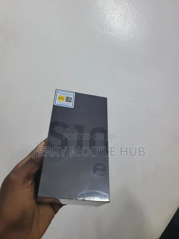 New Samsung Galaxy S10e 128 GB Black · Photo 1