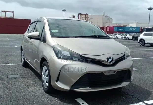 Toyota Vitz 1.3 FWD 5dr 2015 Gold · Photo 1