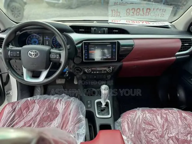Toyota Hilux 2022 White · Photo 1