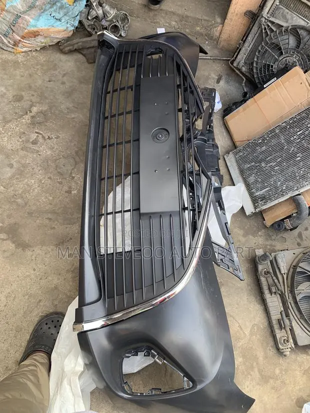 Toyota Yaris Hatched Back Front Bumper With Lower Grill2015-16 · Photo 1