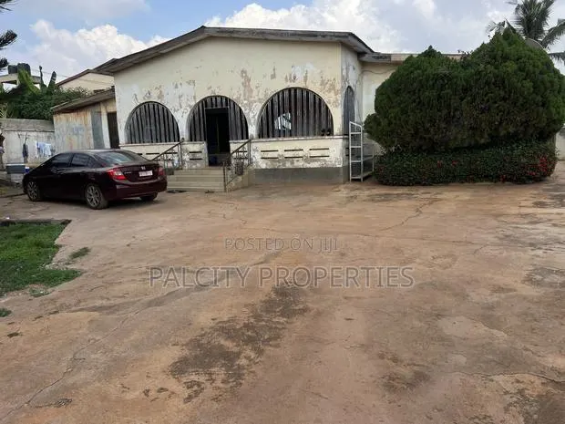 5bdrm House in Santasi Brofoyedu, Kumasi Metropolitan for sale · Photo 1