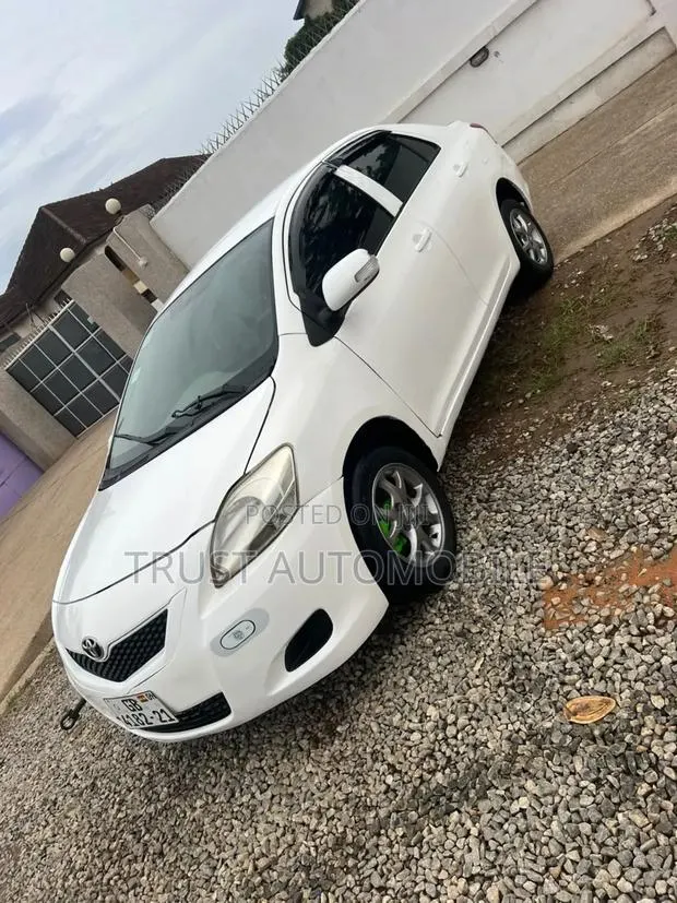 Toyota Belta 2010 White · Photo 1