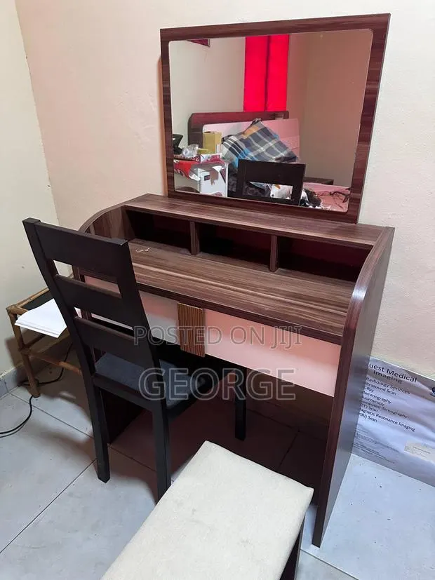 Dressing Table With Large Mirror & Chair – Good Condition · Photo 1