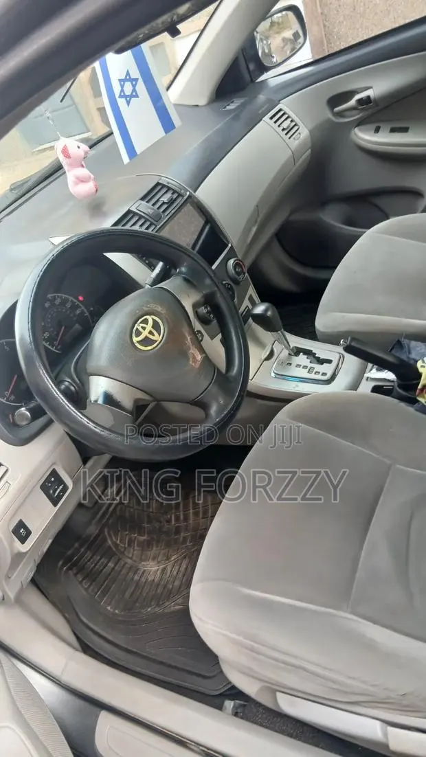 Toyota Corolla LE 4dr Sedan (1.8L 4cyl 4A) 2011 Gray · Photo 1