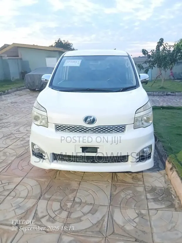 Toyota Voxy X 2WD 8-Seater 2012 White · Photo 1