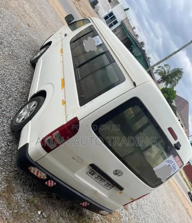 Toyota HiAce 2010 White · Photo 3