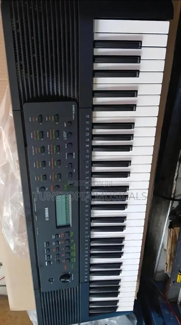 Yamaha Psr-e283 61-key Portable Keyboard · Photo 1