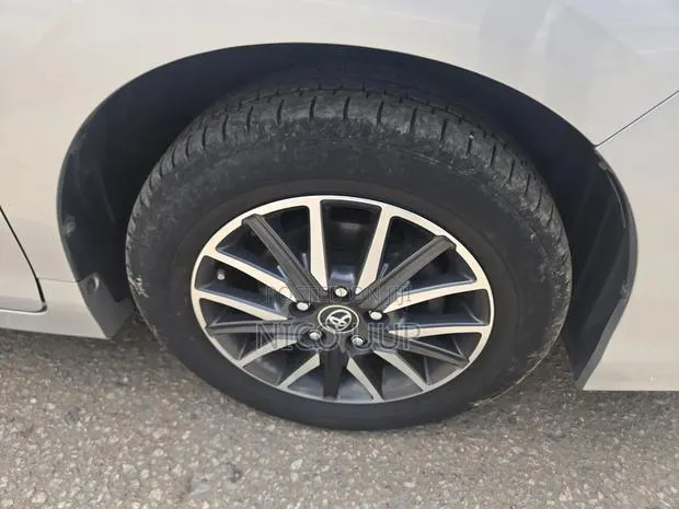 Toyota Voxy 2015 Silver · Photo 1