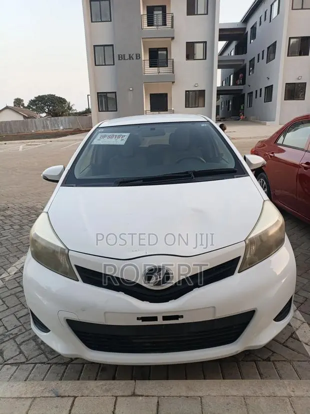 Toyota Vitz 1.3 FWD 5dr 2013 White · Photo 1