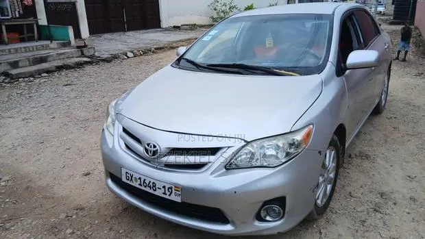 Toyota Corolla LE 4dr Sedan (1.8L 4cyl 4A) 2013 Gray · Photo 1