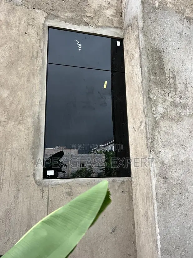 Frameless Awning Window · Photo 1