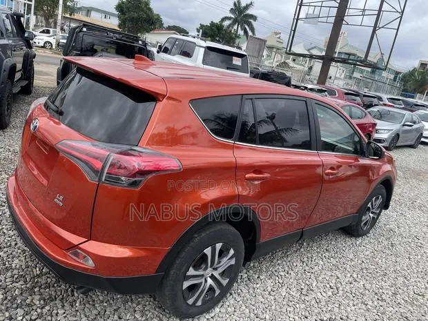 Toyota RAV4 LE 4dr SUV AWD (2.5L 4cyl 6A) 2018 Orange · Photo 1