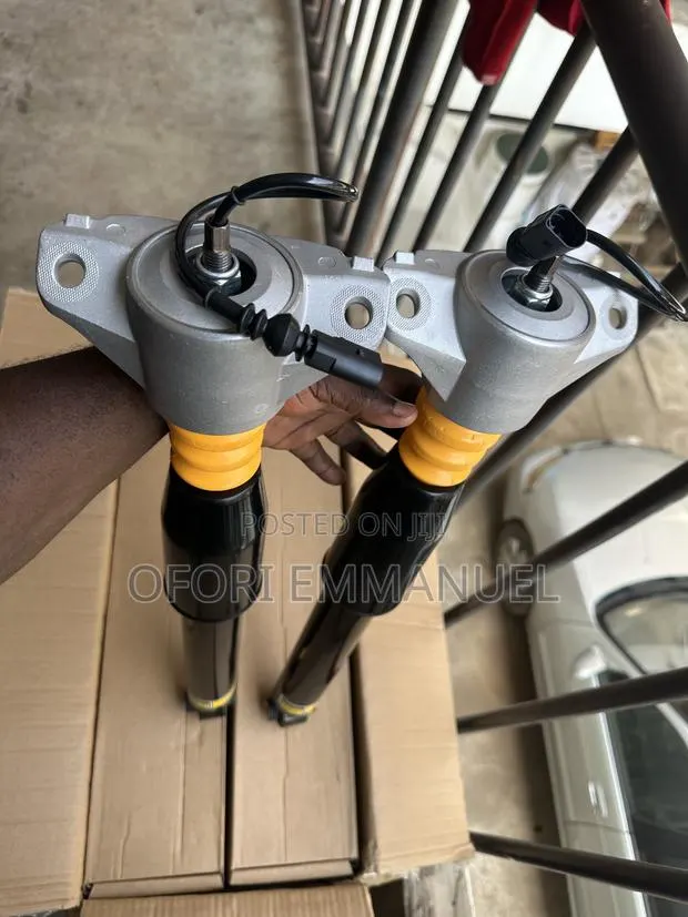 Bentley Bentayga /Porsche Cayenne 18-2023 Back Shocks · Photo 1