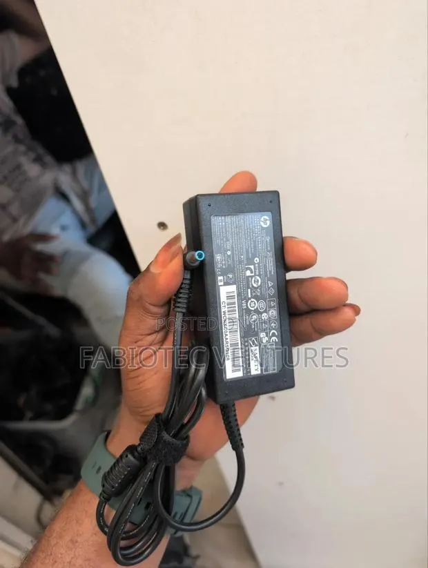 HP Blue Pin 65w Adapter · Photo 1