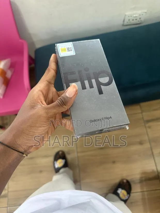 New Samsung Galaxy Z Flip4 256 GB Black · Photo 1