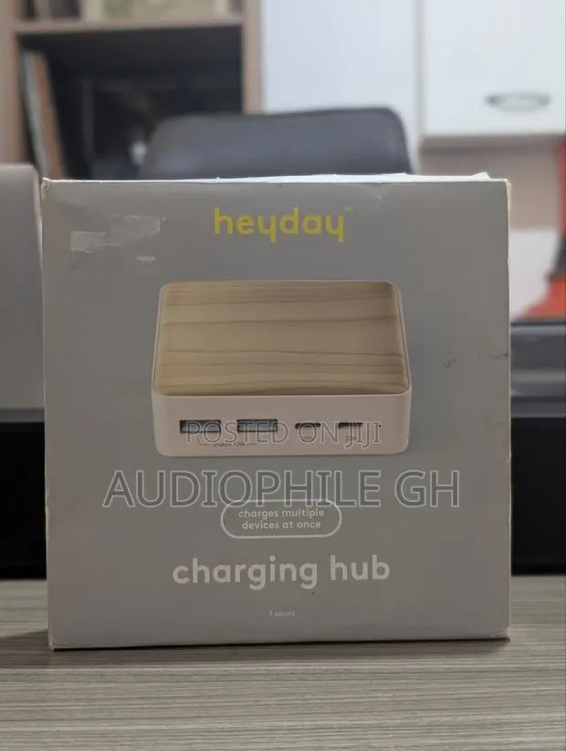 Heyday 4 Port Charging Hub Horizontal 2c + 2a - White Pine Wood · Photo 1