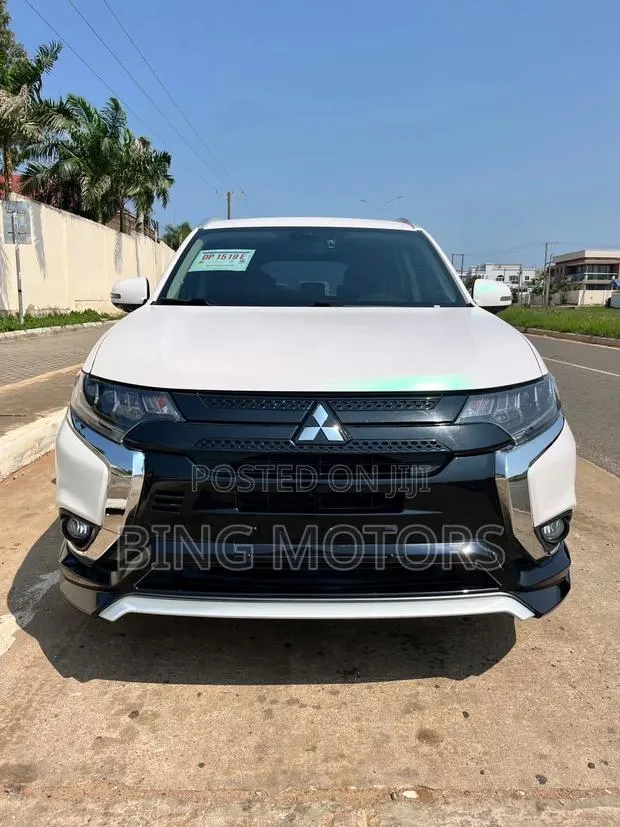 Mitsubishi Outlander 2021 White · Photo 1