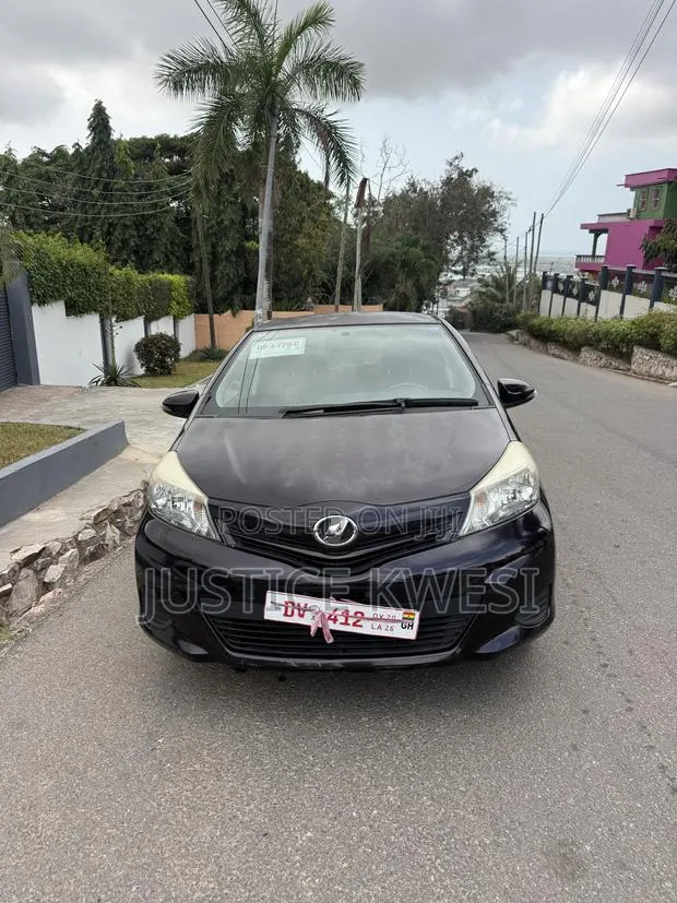 Toyota Vitz 1.5 FWD 3dr 2013 Brown · Photo 1