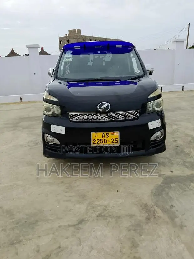 Toyota Voxy X 4WD 8-Seater 2013 Black · Photo 1