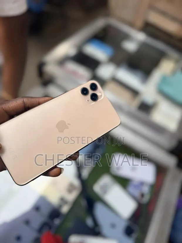 Apple iPhone 11 Pro Max 512 GB Gold · Photo 1