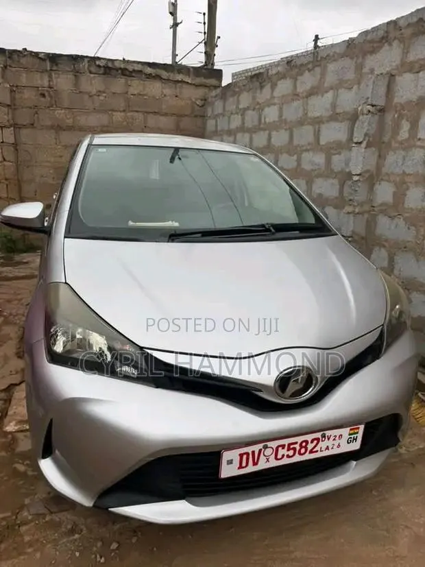 Toyota Vitz 2015 Silver · Photo 1