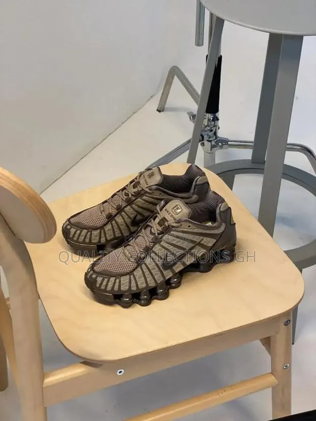 Nike Shox Khaki · Photo 1