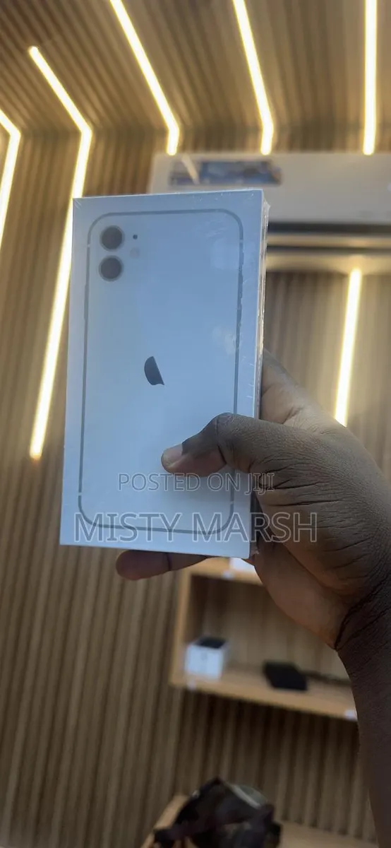 New Apple iPhone 11 256 GB White · Photo 1
