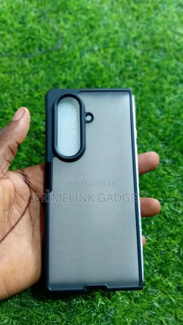 Samsung Galaxy Z Fold 8 Ultra Transparent Black Case · Photo 1