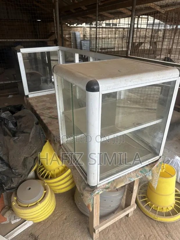 Show Case Glass and Table · Photo 1