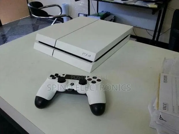 White Ps4 Standard · Photo 1