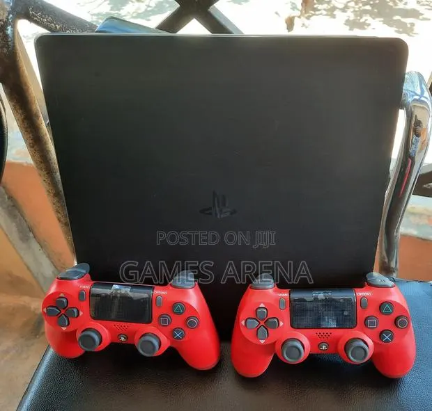 PS4 SLIM + 2 CONTROLLERS and 8 GAMES · Photo 3